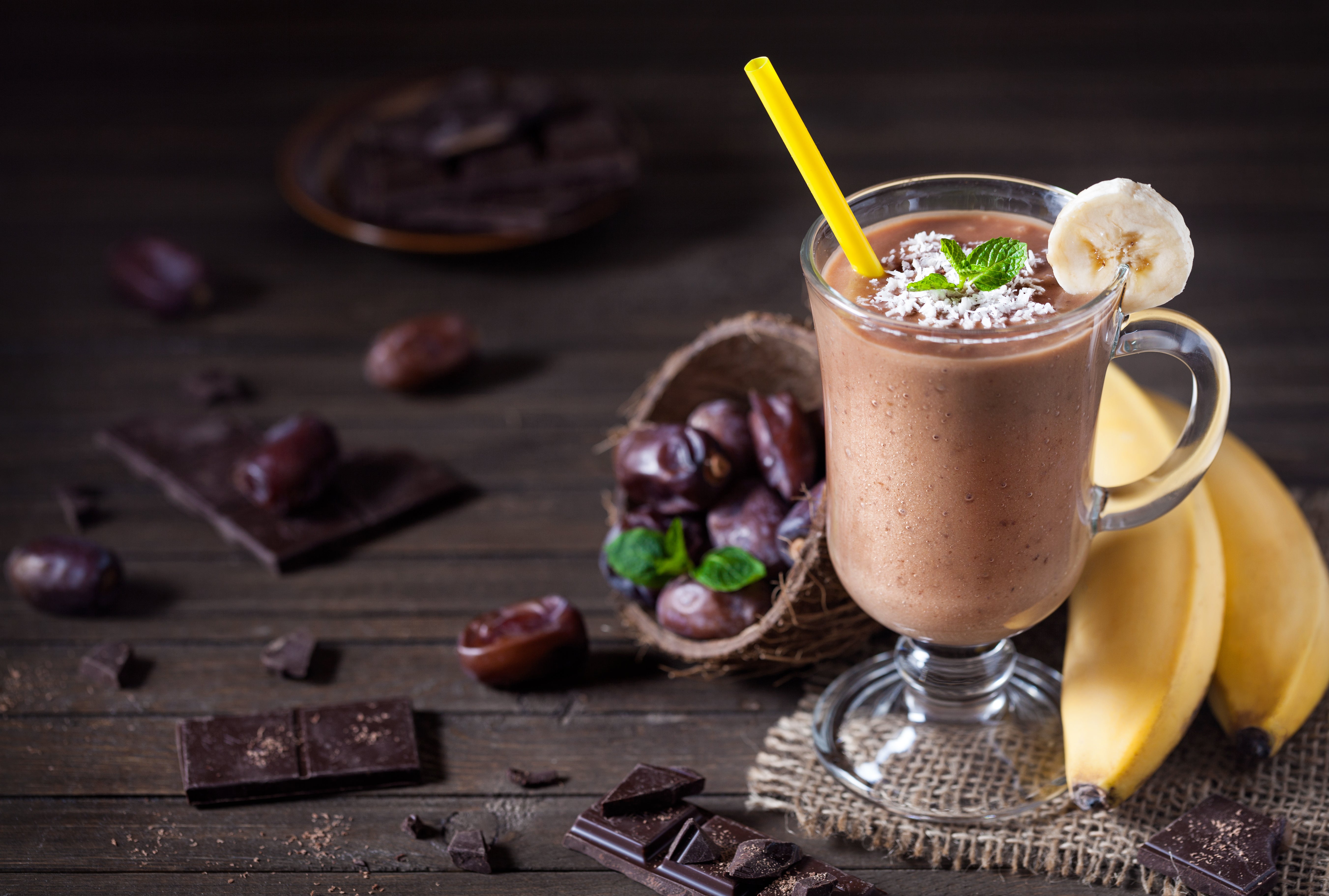 Date and Almond Smoothie